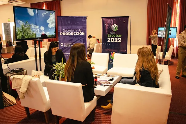 Sector de networking con sillones y stands en el Seminario Zárate Campana